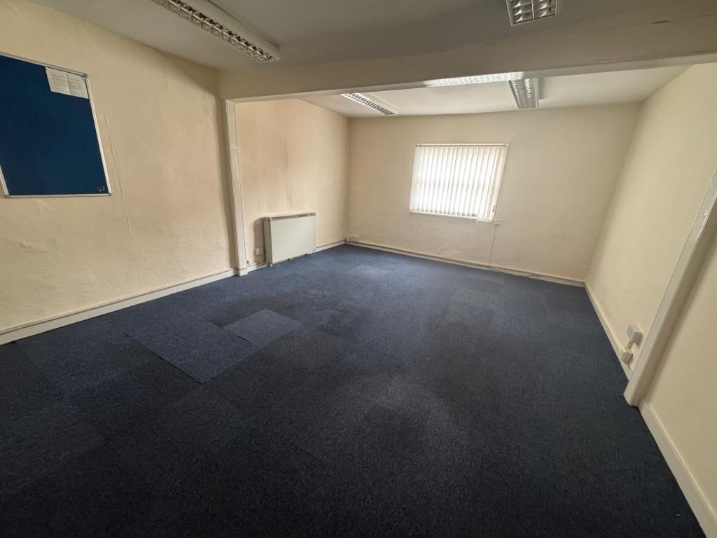 Lot: 98 - PERIOD TOWN CENTRE COMMERCIAL PREMISES - Vacant second floor office - front